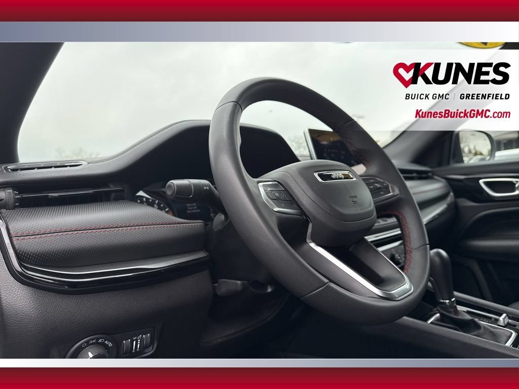 Used 2025 Jeep Compass Trailhawk AWD/4WD image 17