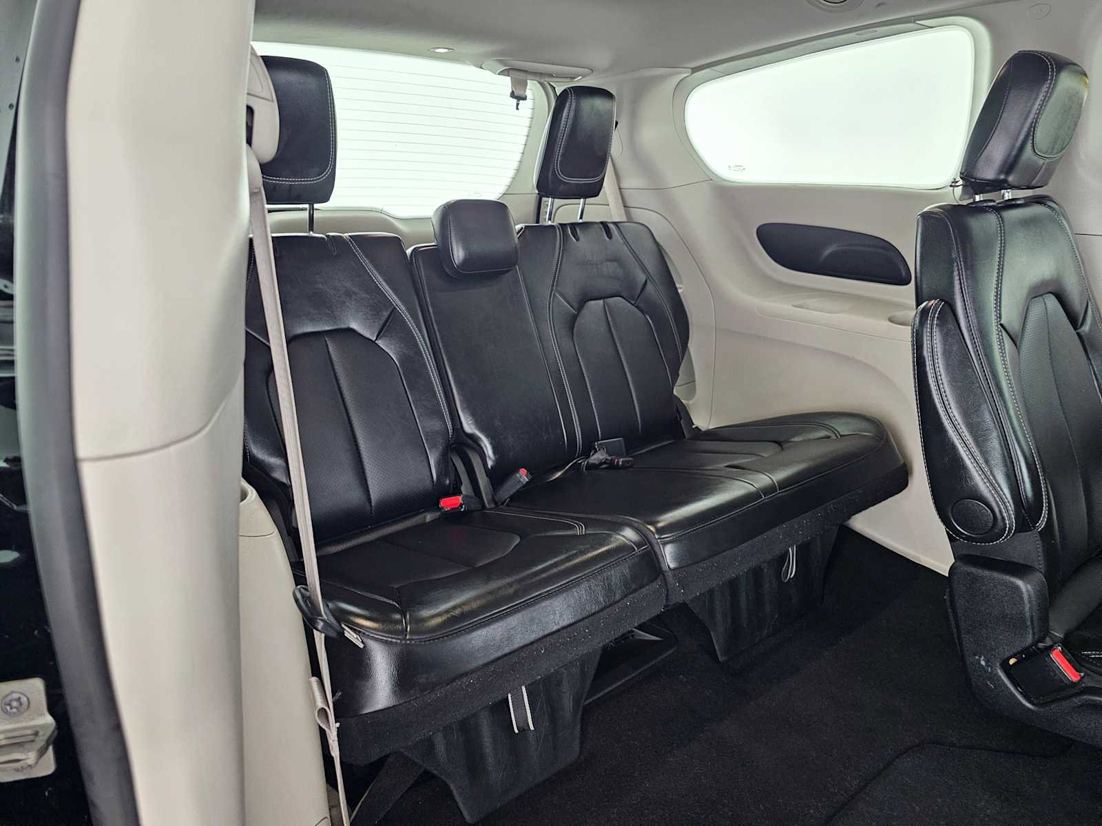 Used 2024 Chrysler Pacifica Touring-L image 13