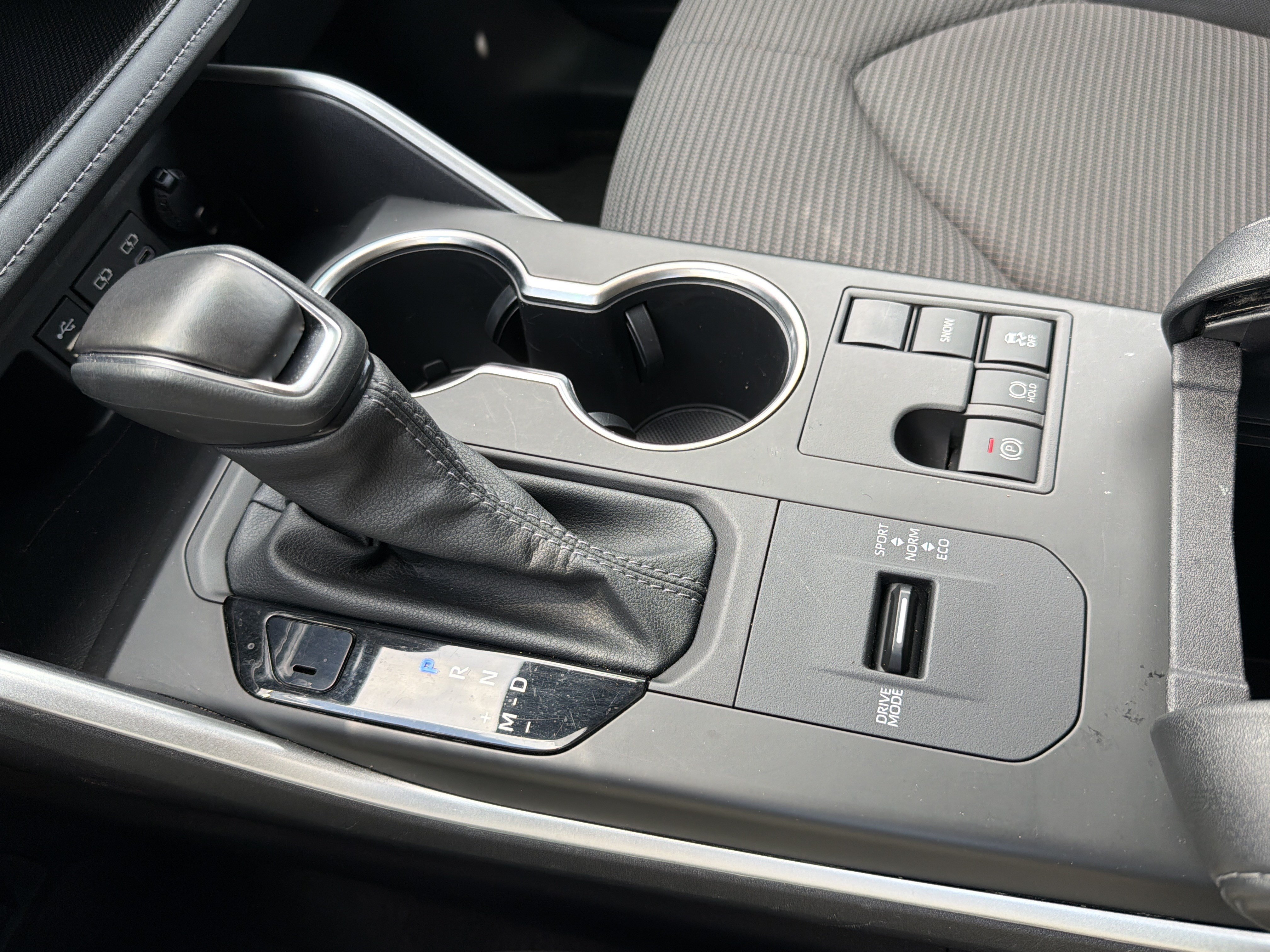 Certified 2025 Toyota Highlander LE FWD image 9