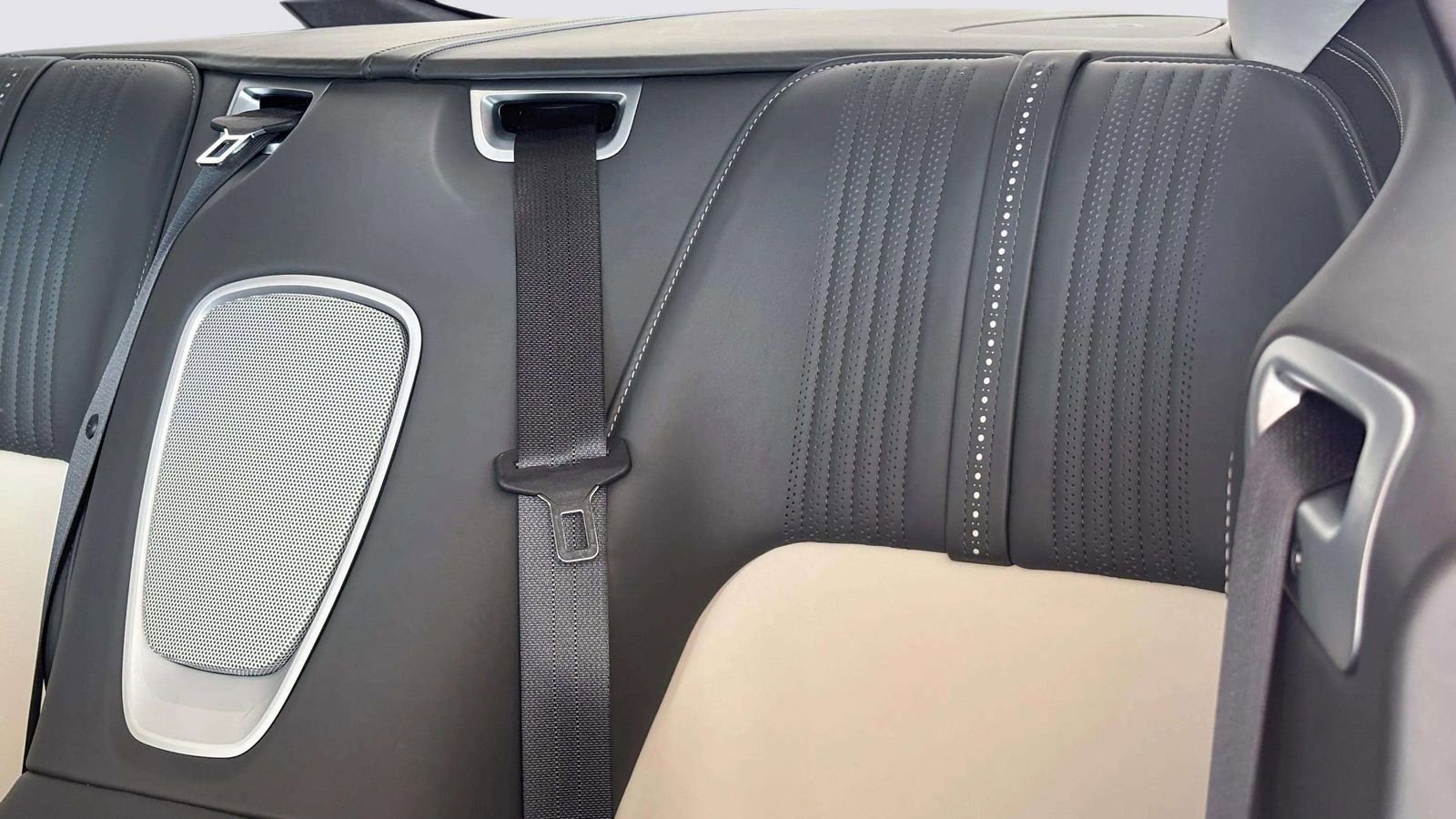 Used 2022 Aston Martin DB11 Coupe image 38