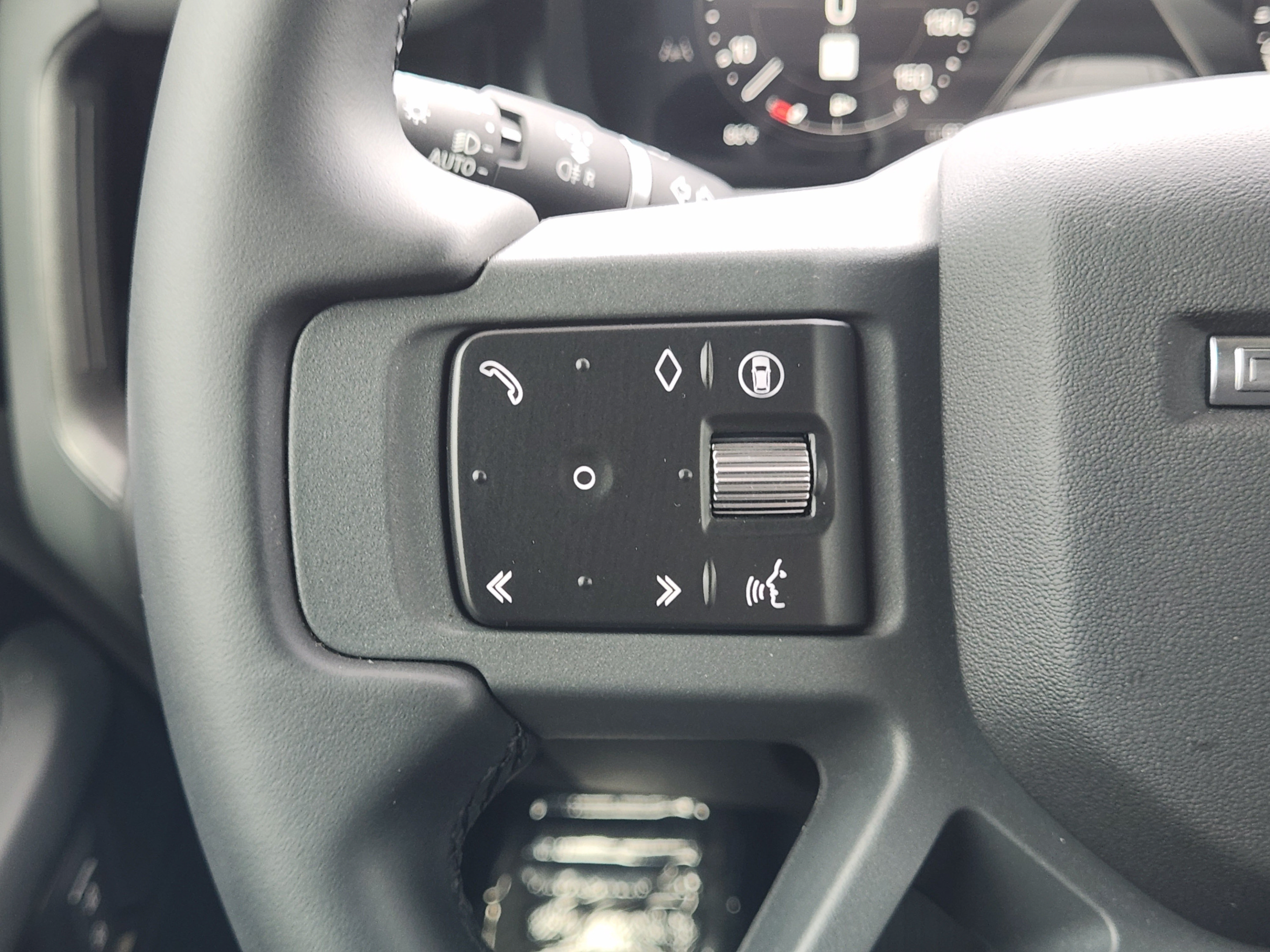 Used 2026 Land Rover Defender 110 X-Dynamic SE AWD/4WD image 29