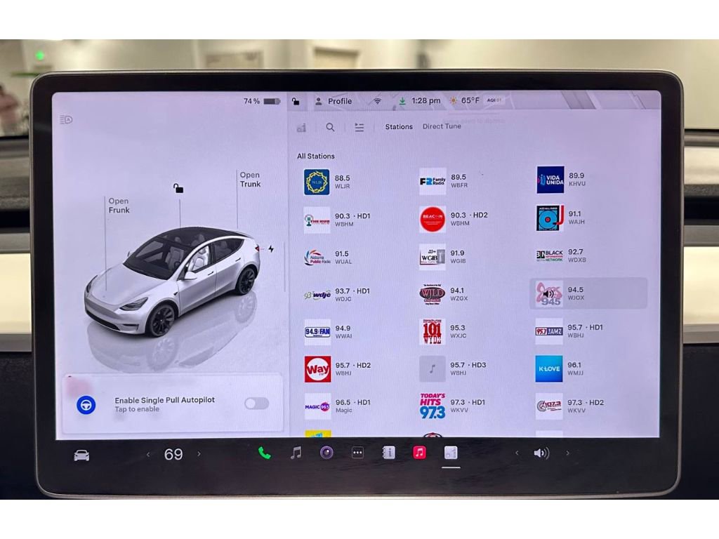 Used 2022 Tesla Model Y Long Range image 30