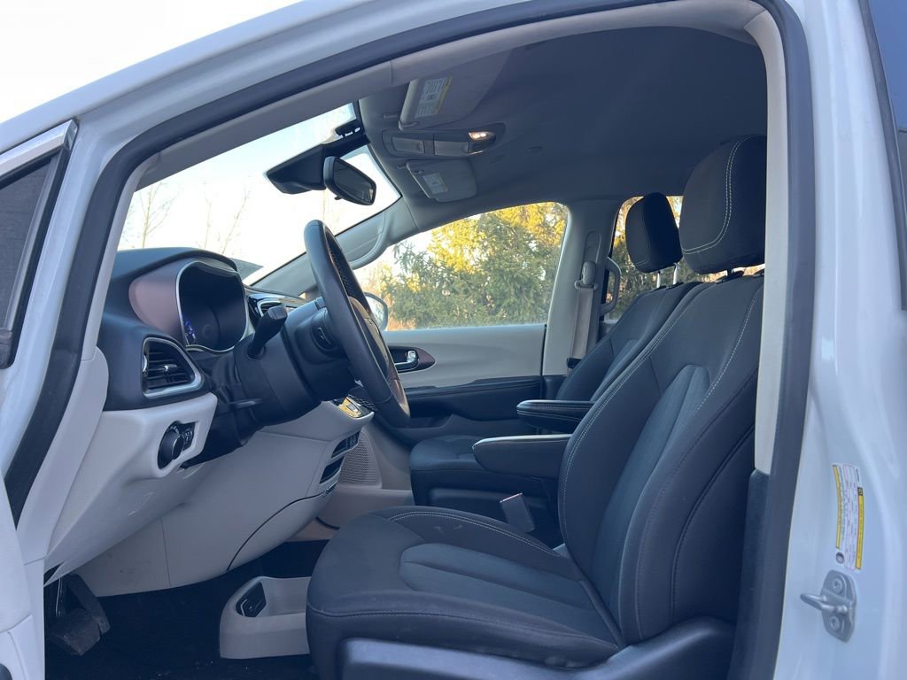 Used 2023 Chrysler Voyager LX image 11