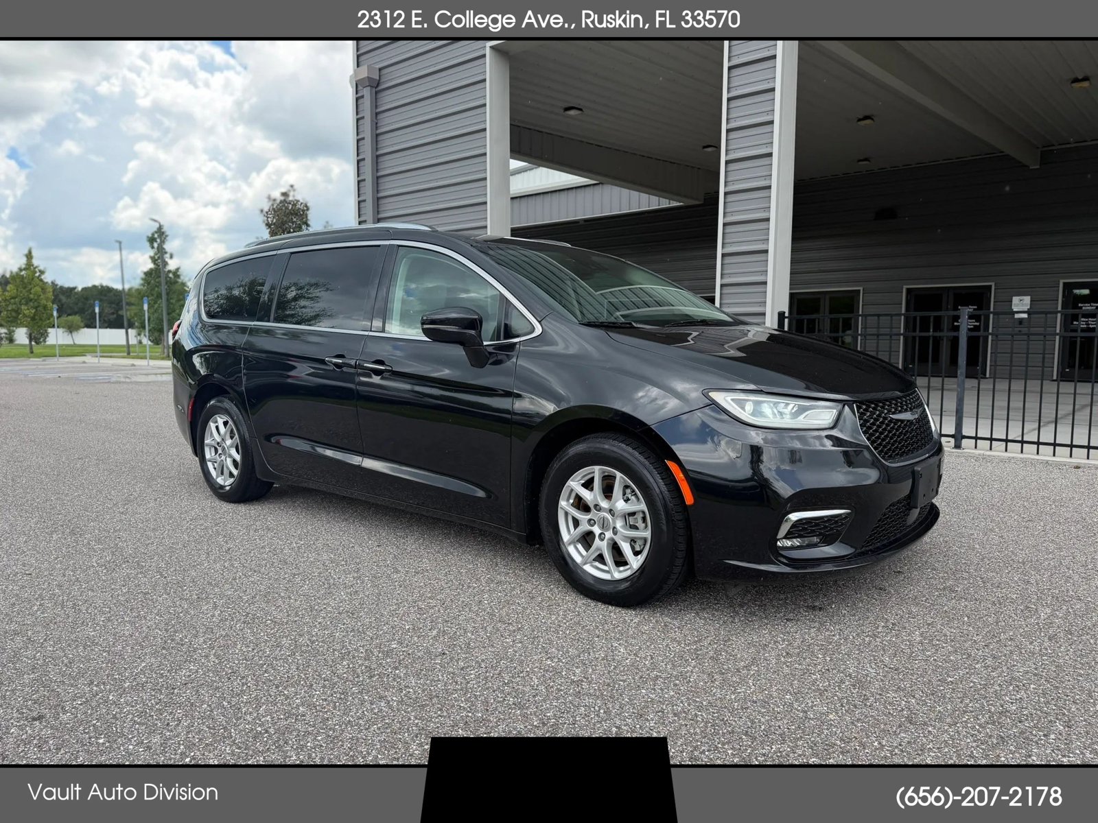 Used 2021 Chrysler Pacifica Touring-L FWD image 1