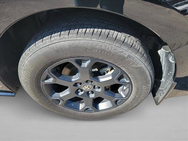 Used 2025 Toyota Sienna XLE Woodland Edition image 12