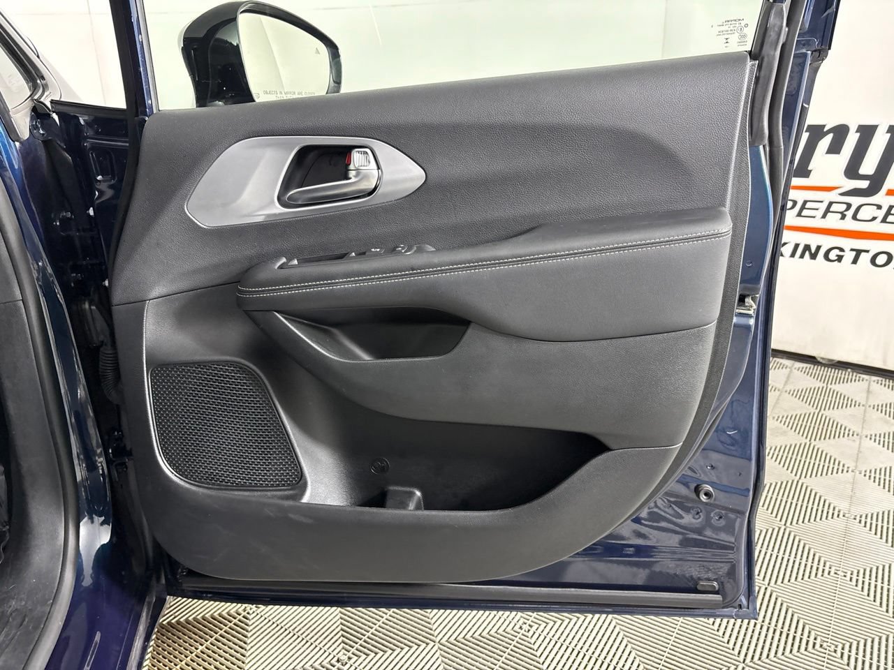 Used 2025 Chrysler Pacifica Limited FWD image 31
