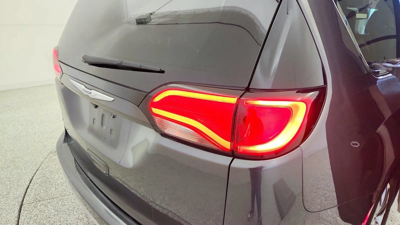 Used 2019 Chrysler Pacifica Touring-L FWD image 35