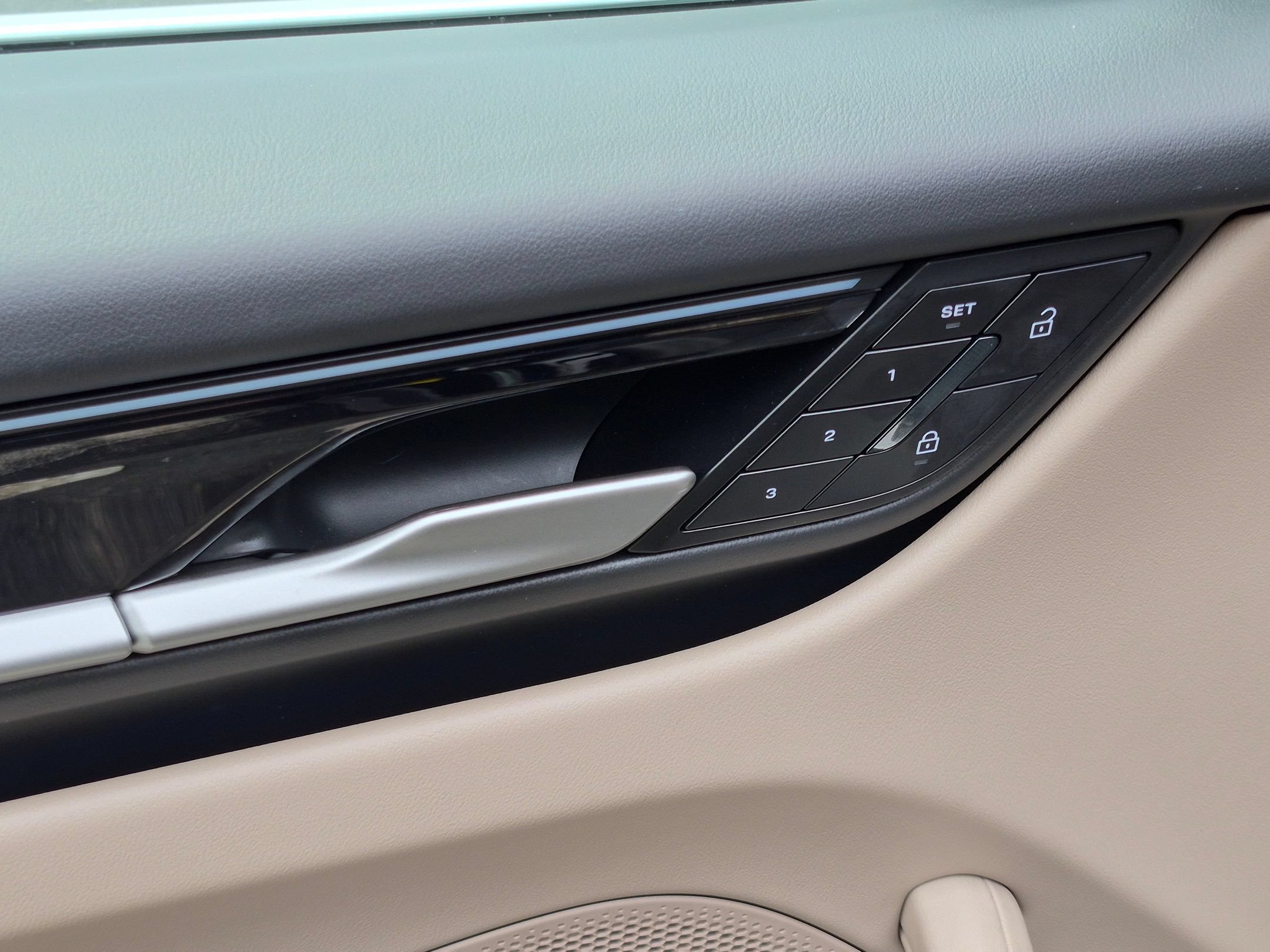 Certified 2025 Porsche Macan Electric RWD image 23