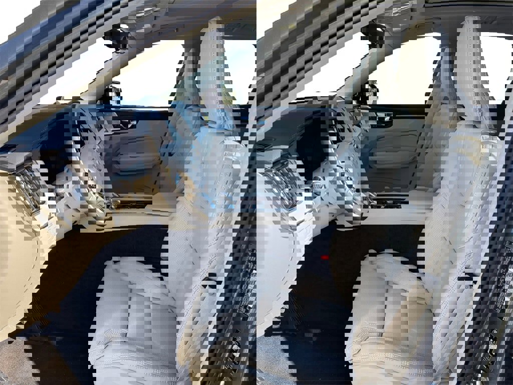 New 2026 Volvo XC60 T8 Ultra w/ Protection Package Premier image 9