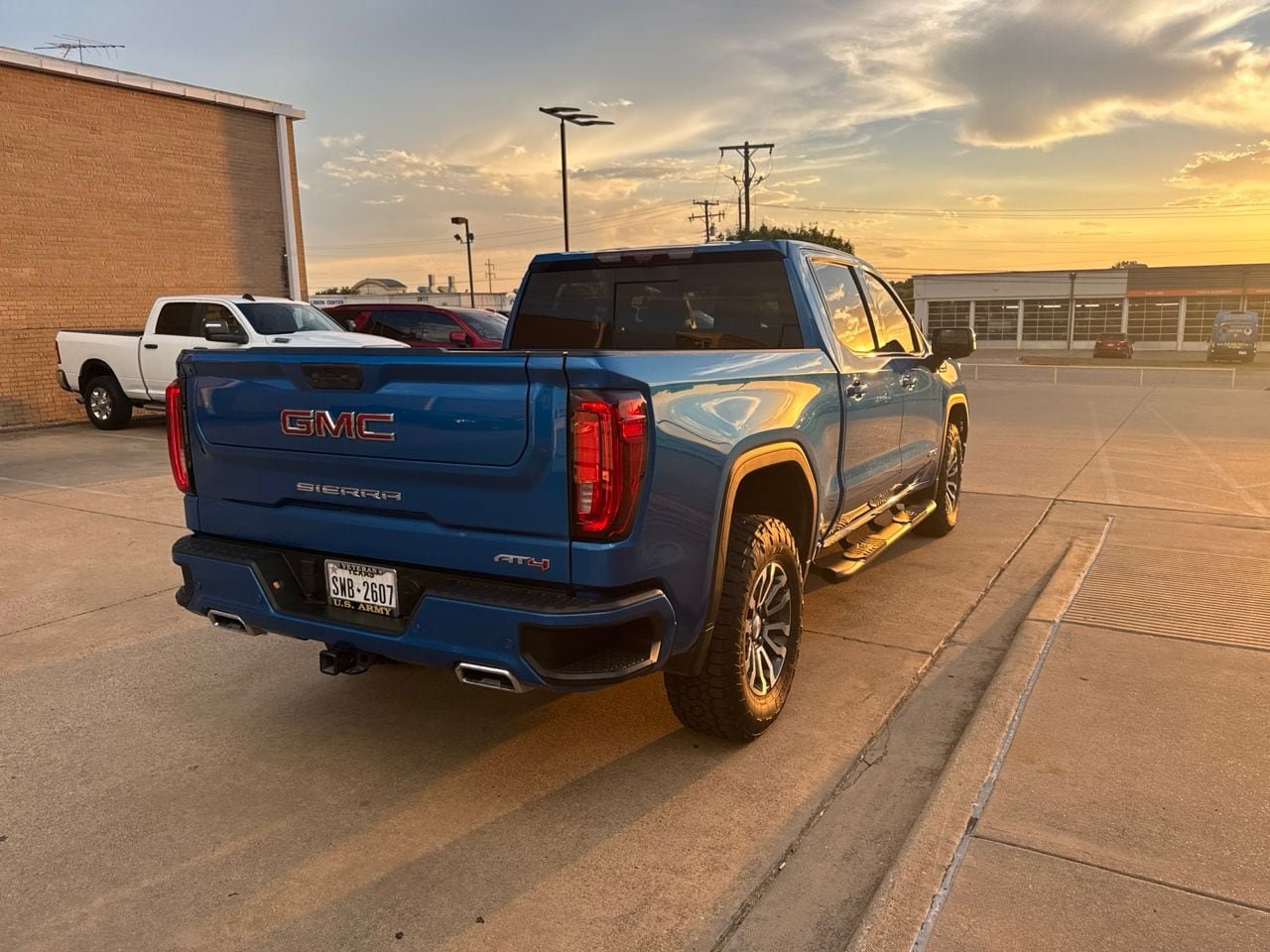 Used 2023 GMC Sierra 1500 AT4 w/ AT4 Premium Package AWD/4WD image 3