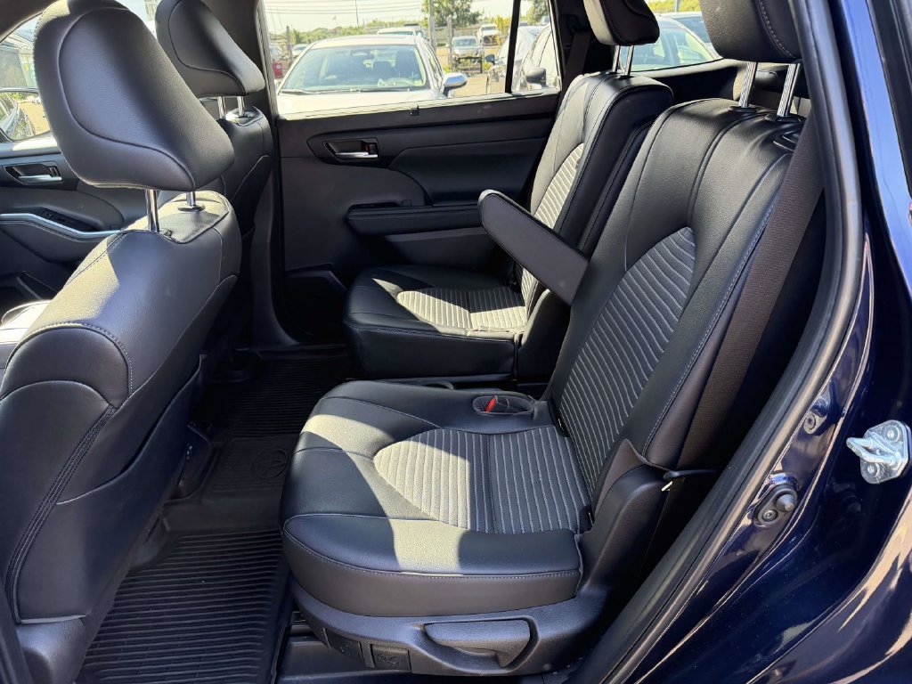 Used 2023 Toyota Highlander XSE AWD/4WD image 18