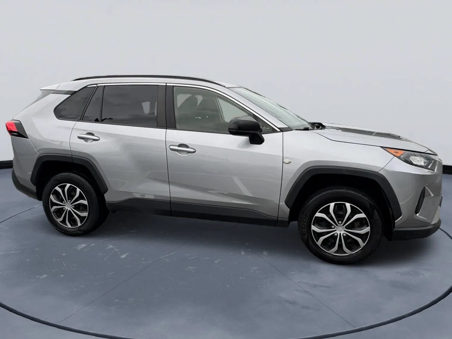 Used 2019 Toyota RAV4 LE FWD image 3