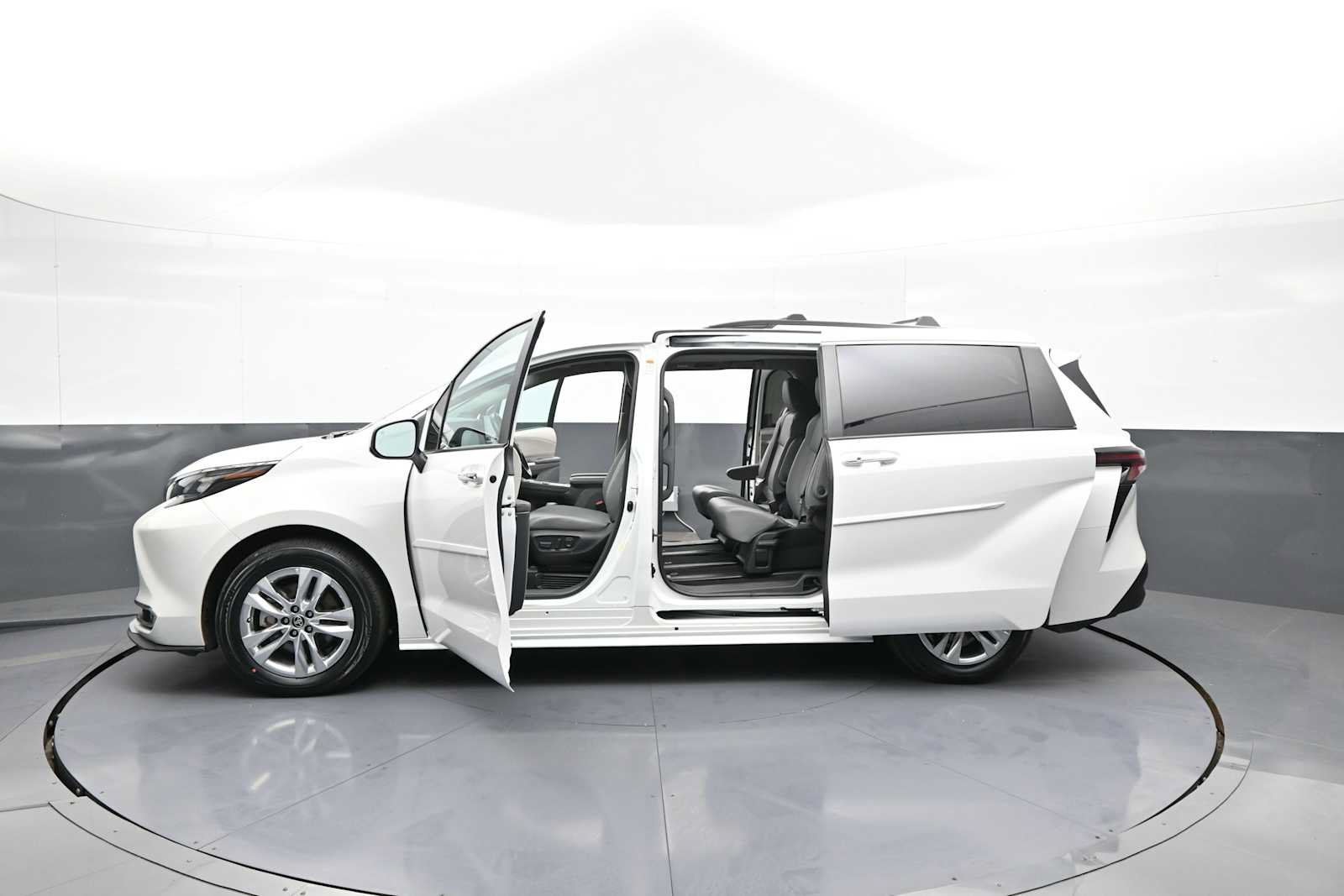Used 2024 Toyota Sienna XLE w/ XLE Plus Package AWD/4WD image 45