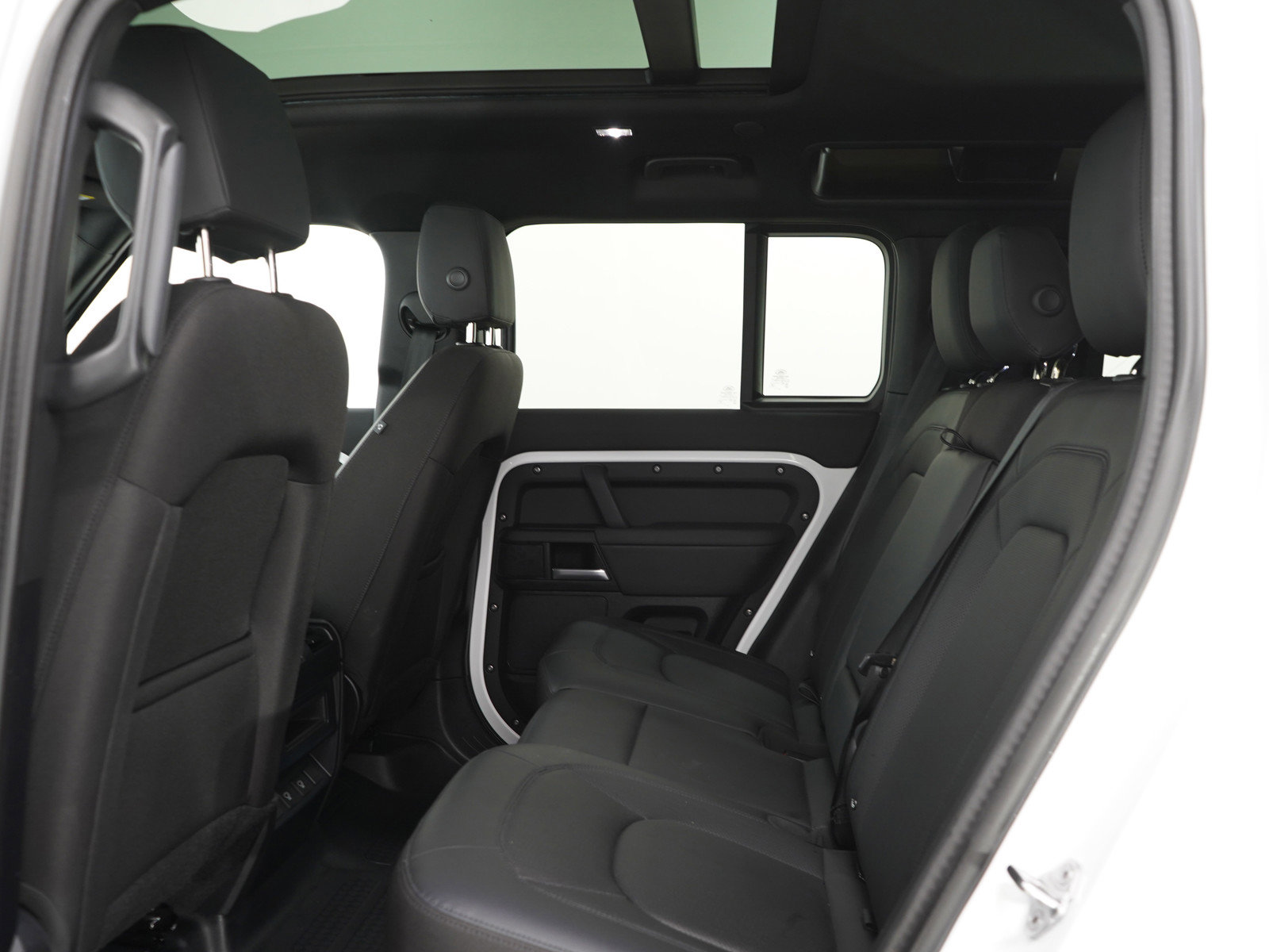 Used 2025 Land Rover Defender 110 S AWD/4WD image 15