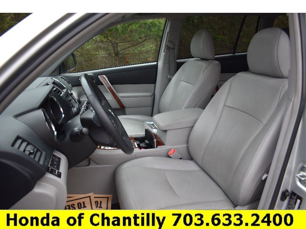 Used 2013 Toyota Highlander Limited image 25