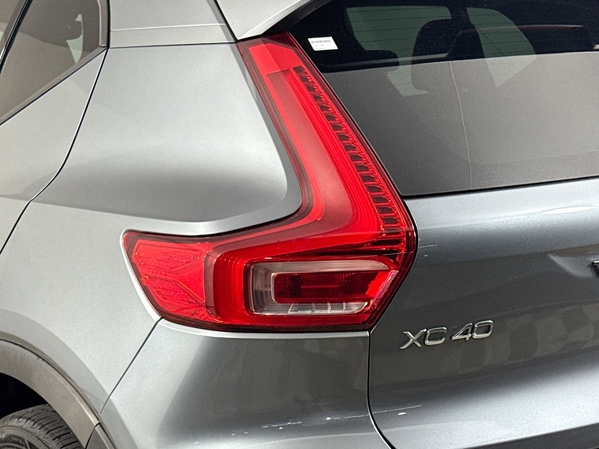 Used 2019 Volvo XC40 T4 Momentum image 36