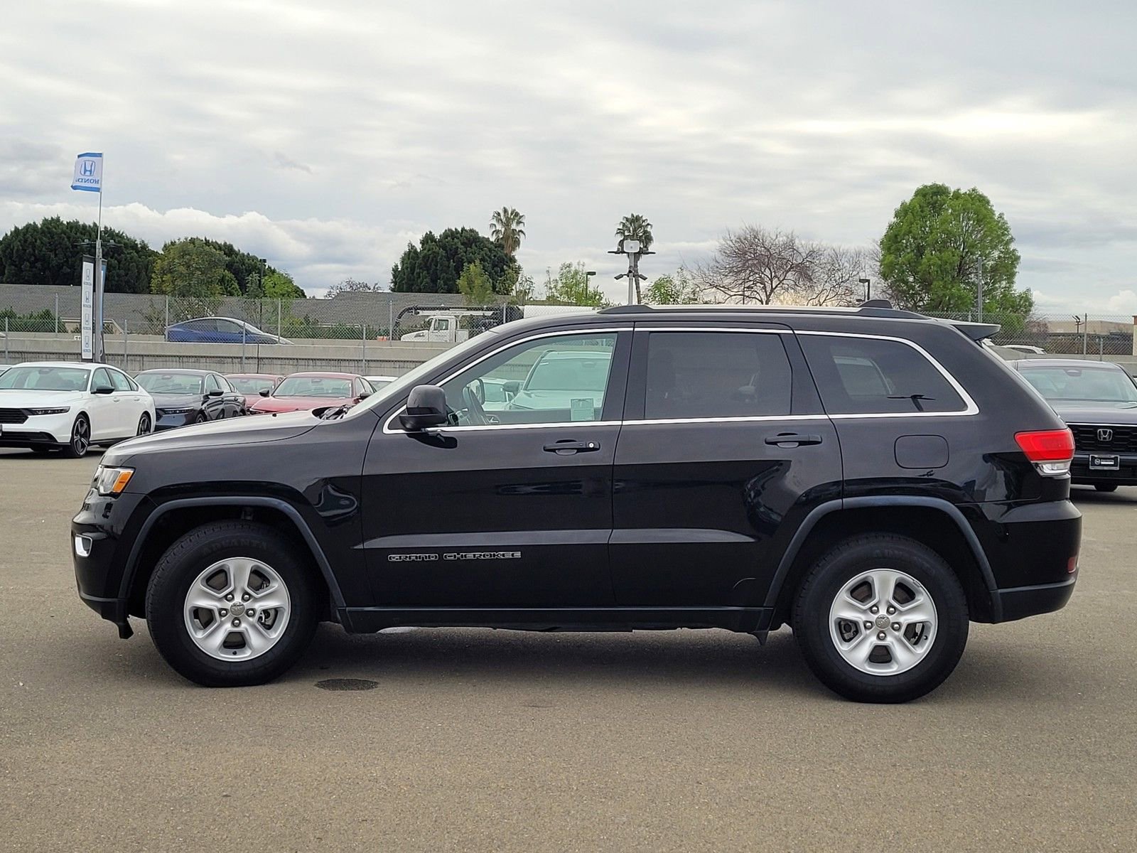 Used 2017 Jeep Grand Cherokee Laredo w/ Quick Order Package 2BE image 8