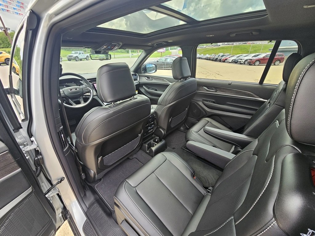 New 2025 Jeep Grand Cherokee L Limited w/ Luxury Tech Group II image 31
