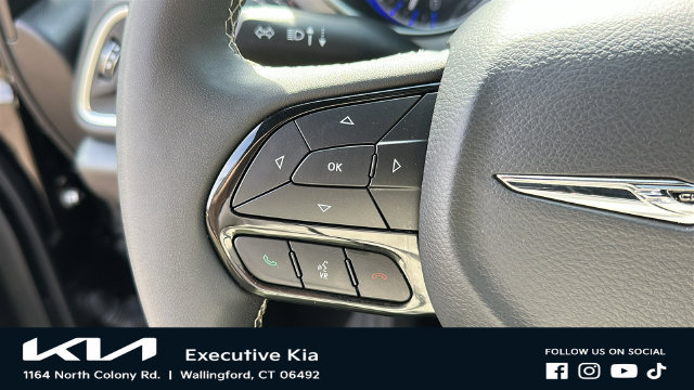 Used 2025 Chrysler Pacifica Limited FWD image 11