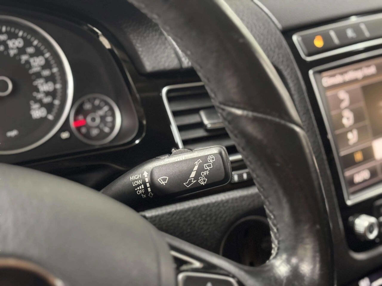 Used 2016 Volkswagen Touareg VR6 image 41