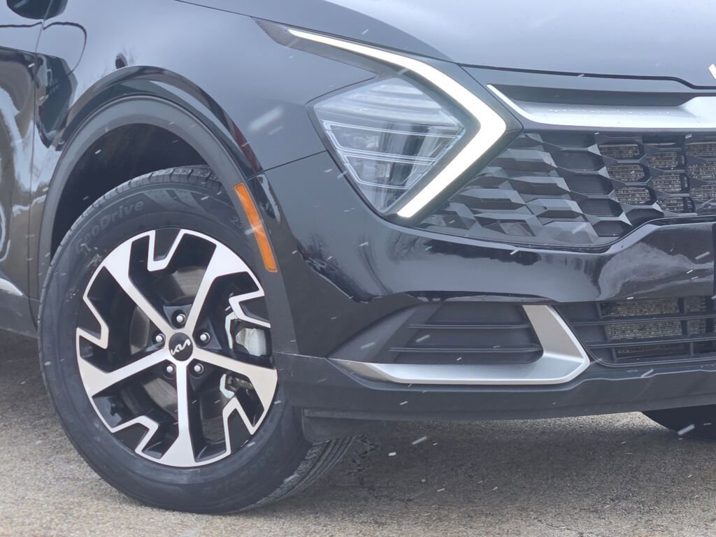 Used 2024 Kia Sportage EX image 3