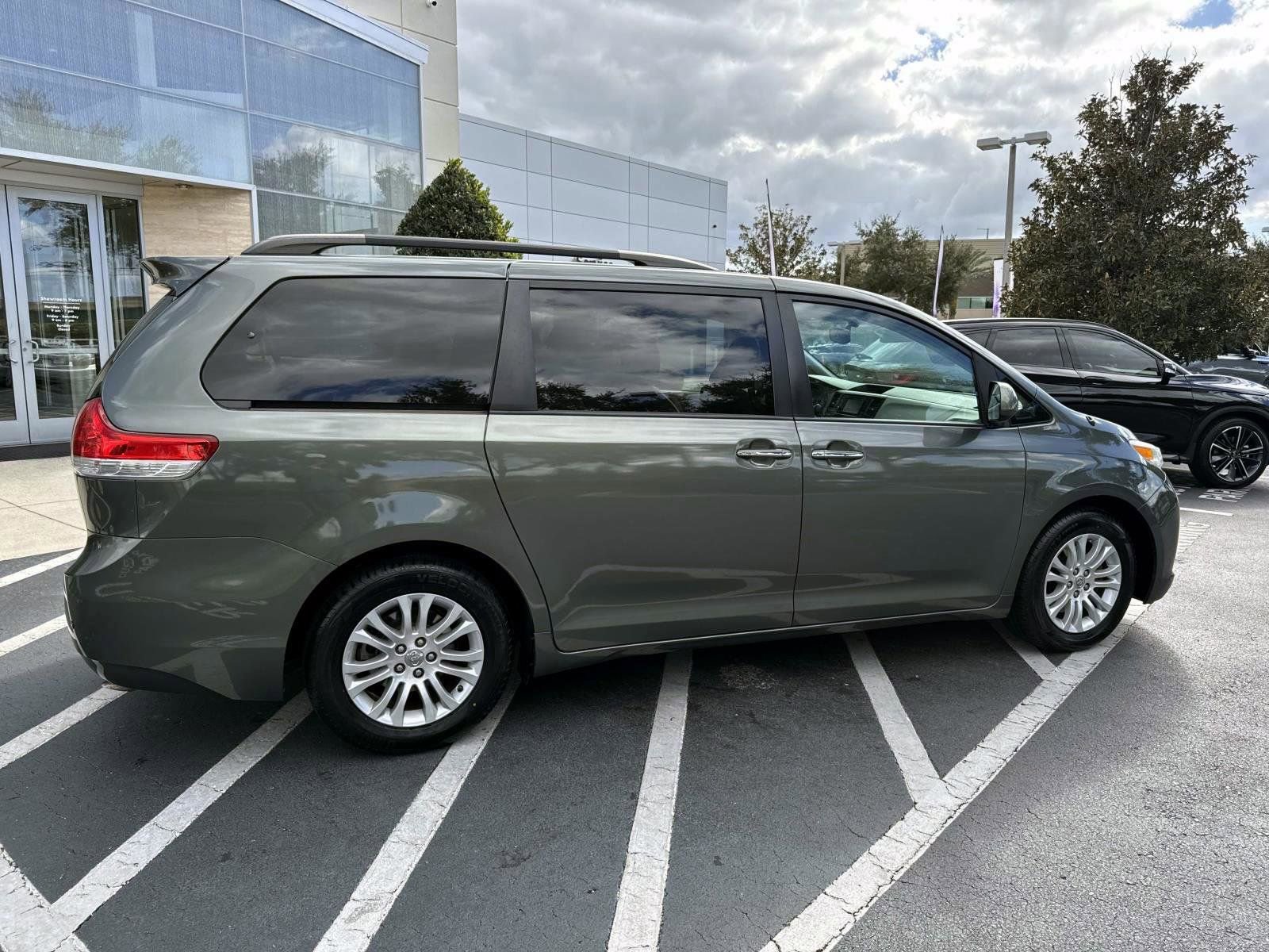 Used 2014 Toyota Sienna XLE image 2