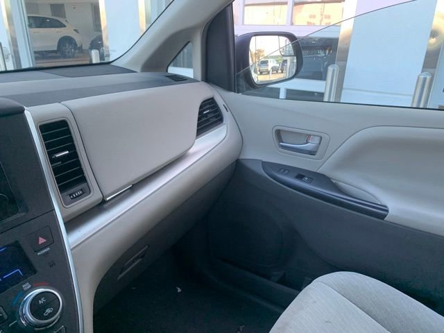 Used 2017 Toyota Sienna LE FWD image 13