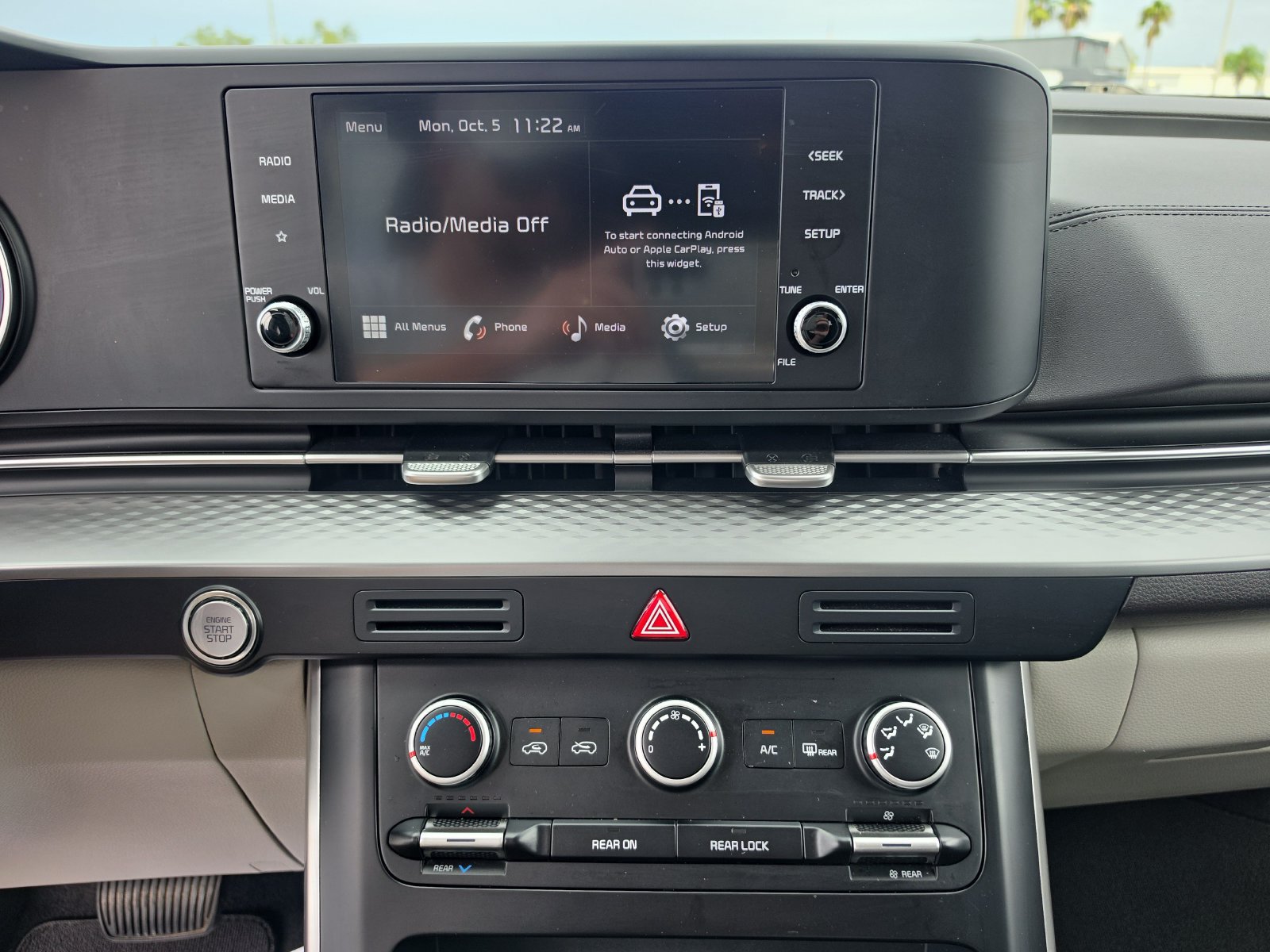 Used 2024 Kia Carnival LX FWD image 15