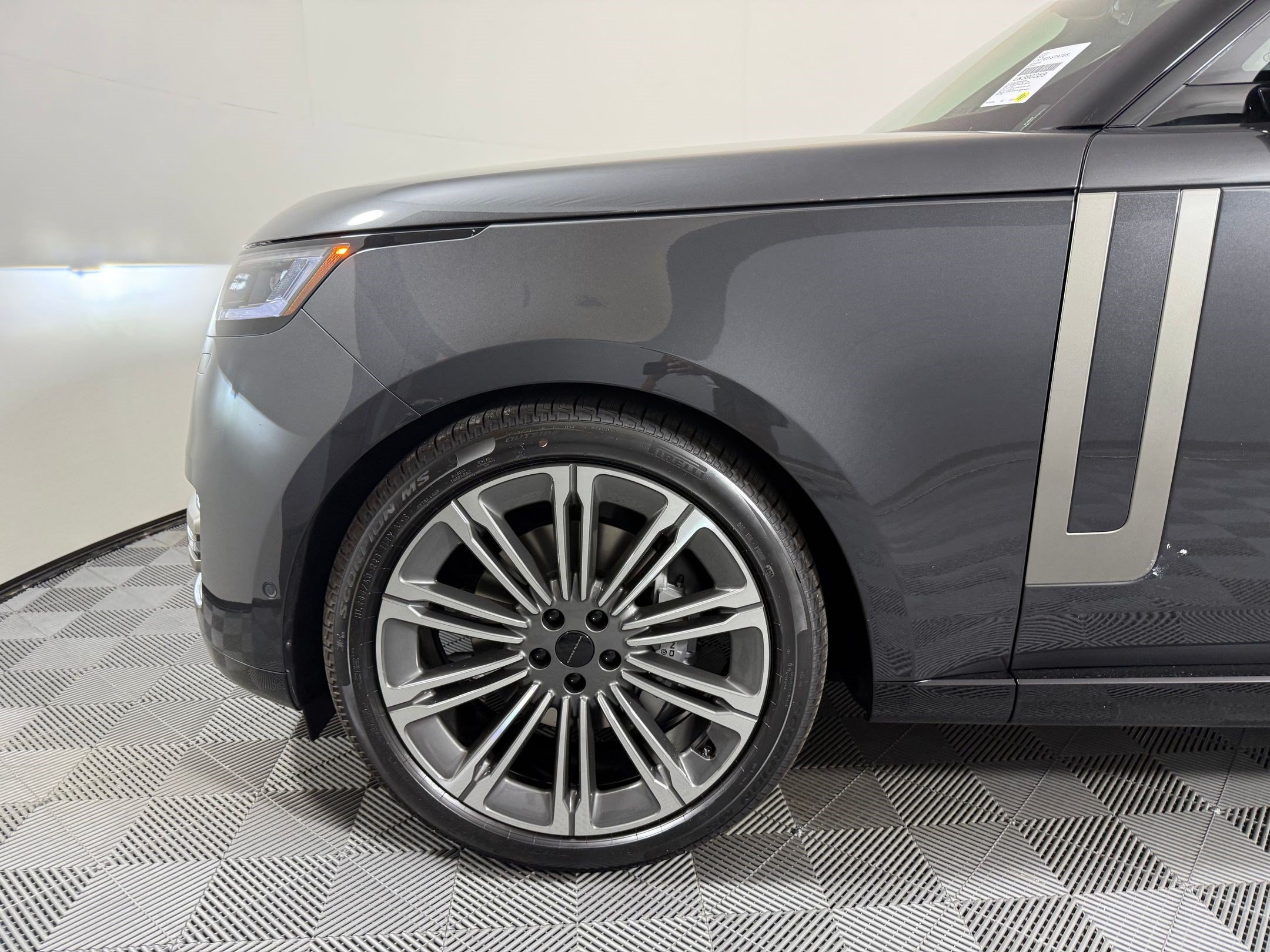 New 2026 Land Rover Range Rover Long Wheelbase SE AWD/4WD image 13
