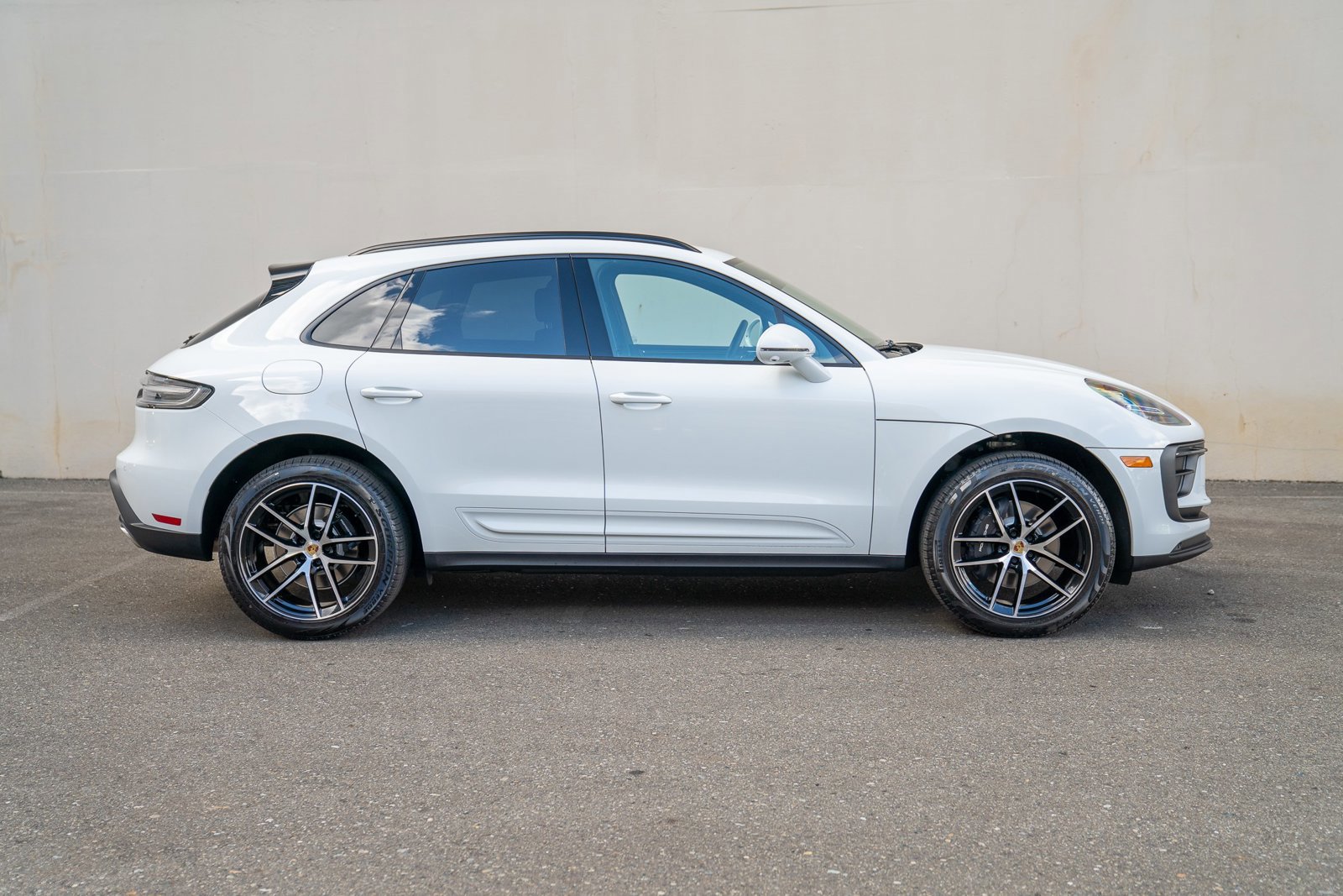 Certified 2025 Porsche Macan image 8
