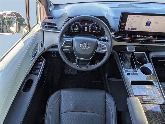 Used 2025 Toyota Sienna Limited image 21