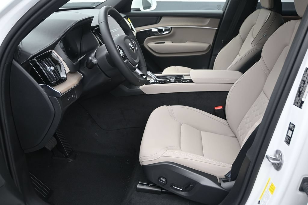 New 2026 Volvo XC90 T8 Plus w/ Protection Package Premier AWD/4WD image 11