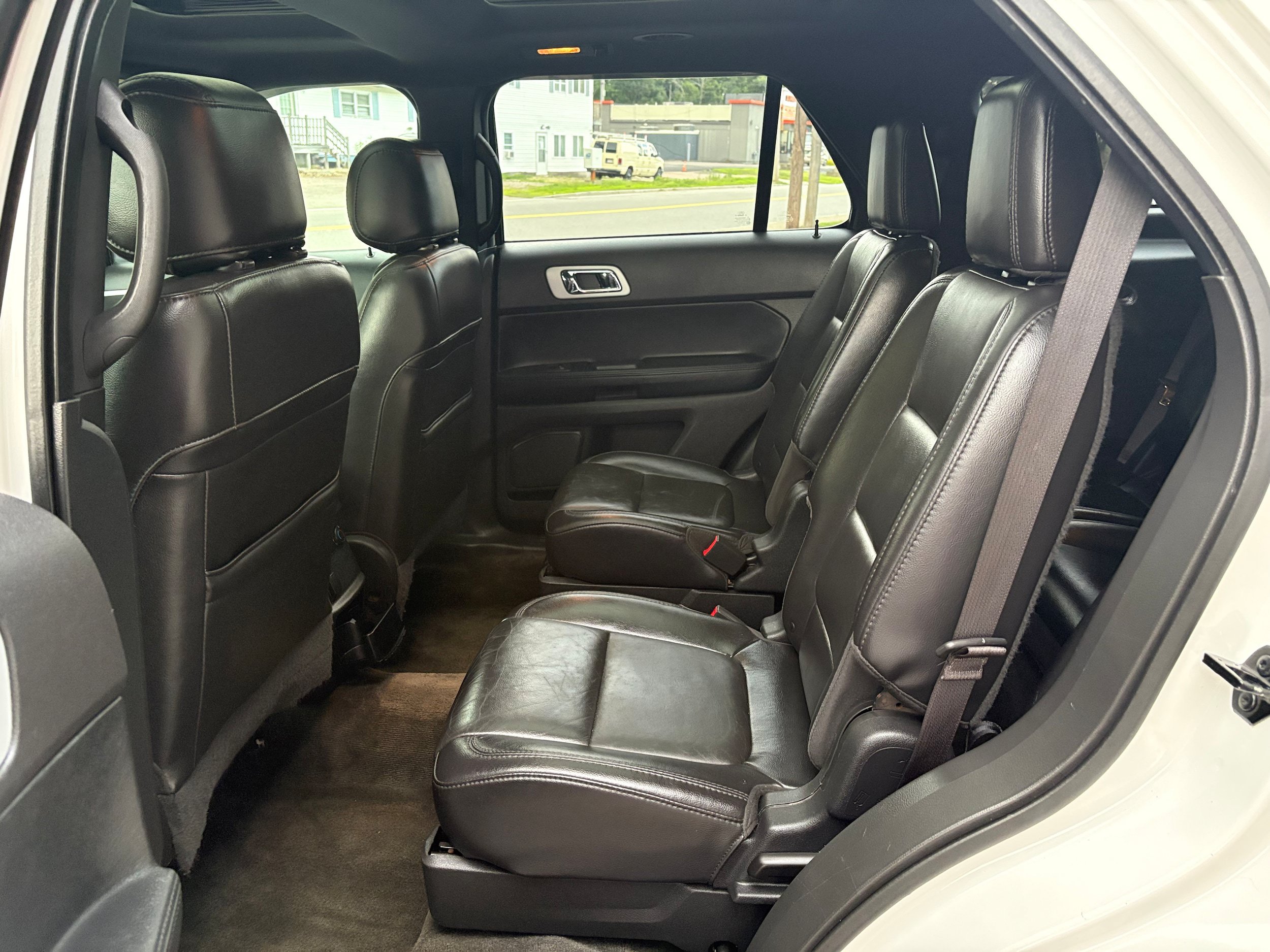 Used 2014 Ford Explorer XLT w/ Equipment Group 202A AWD/4WD image 13