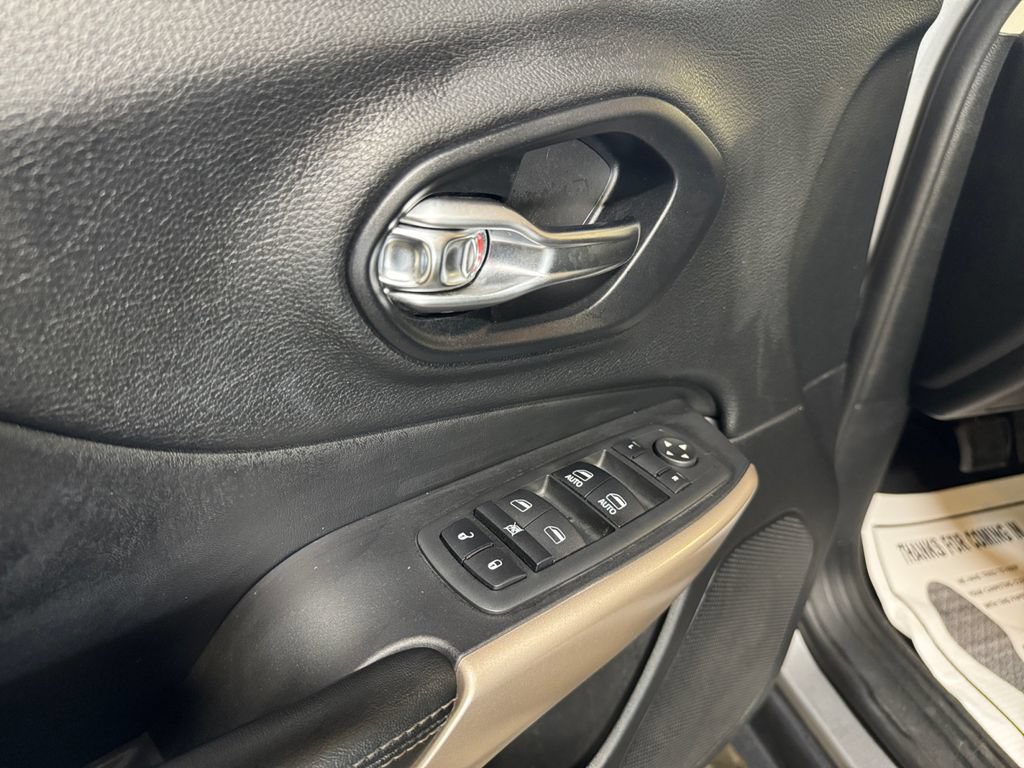 Used 2017 Jeep Cherokee Limited AWD/4WD image 14
