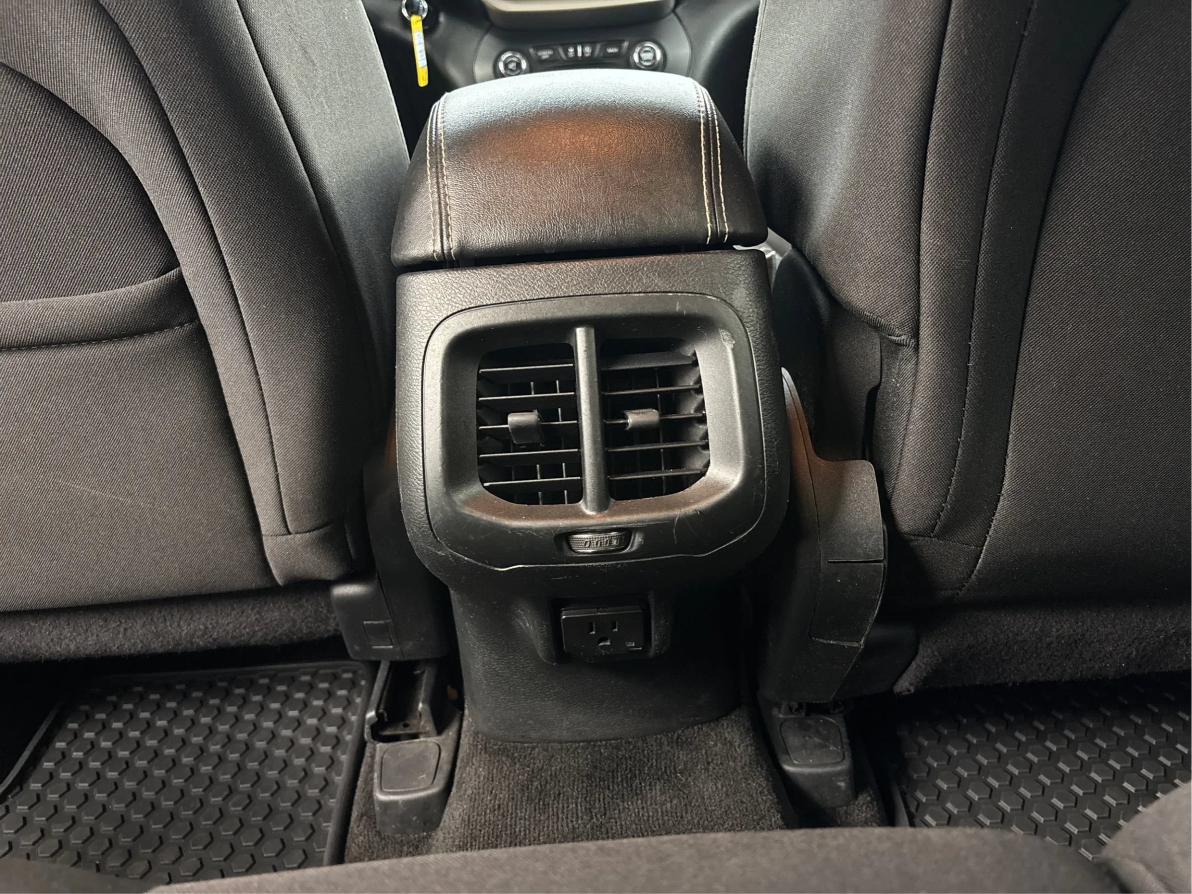 Used 2015 Jeep Cherokee Latitude w/ Cold Weather Group AWD/4WD image 26