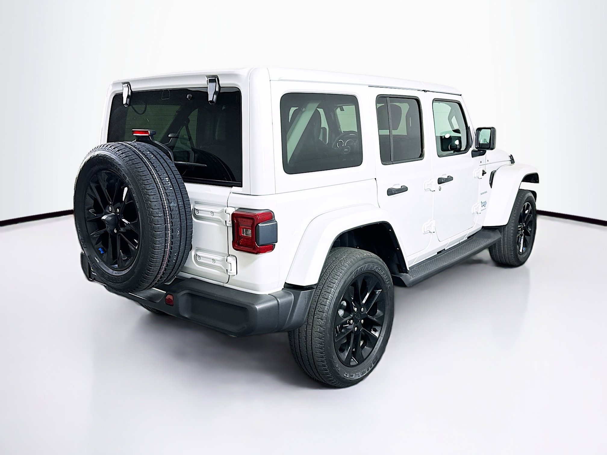 Used 2023 Jeep Wrangler Sahara image 9