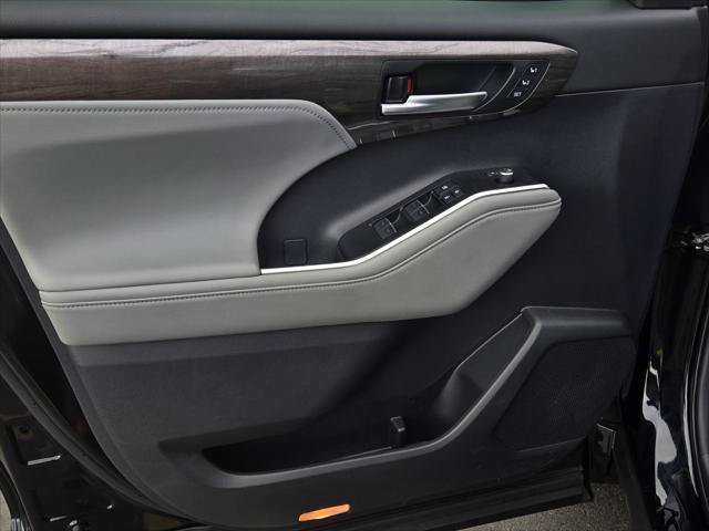 Certified 2026 Toyota Highlander Platinum AWD/4WD image 8