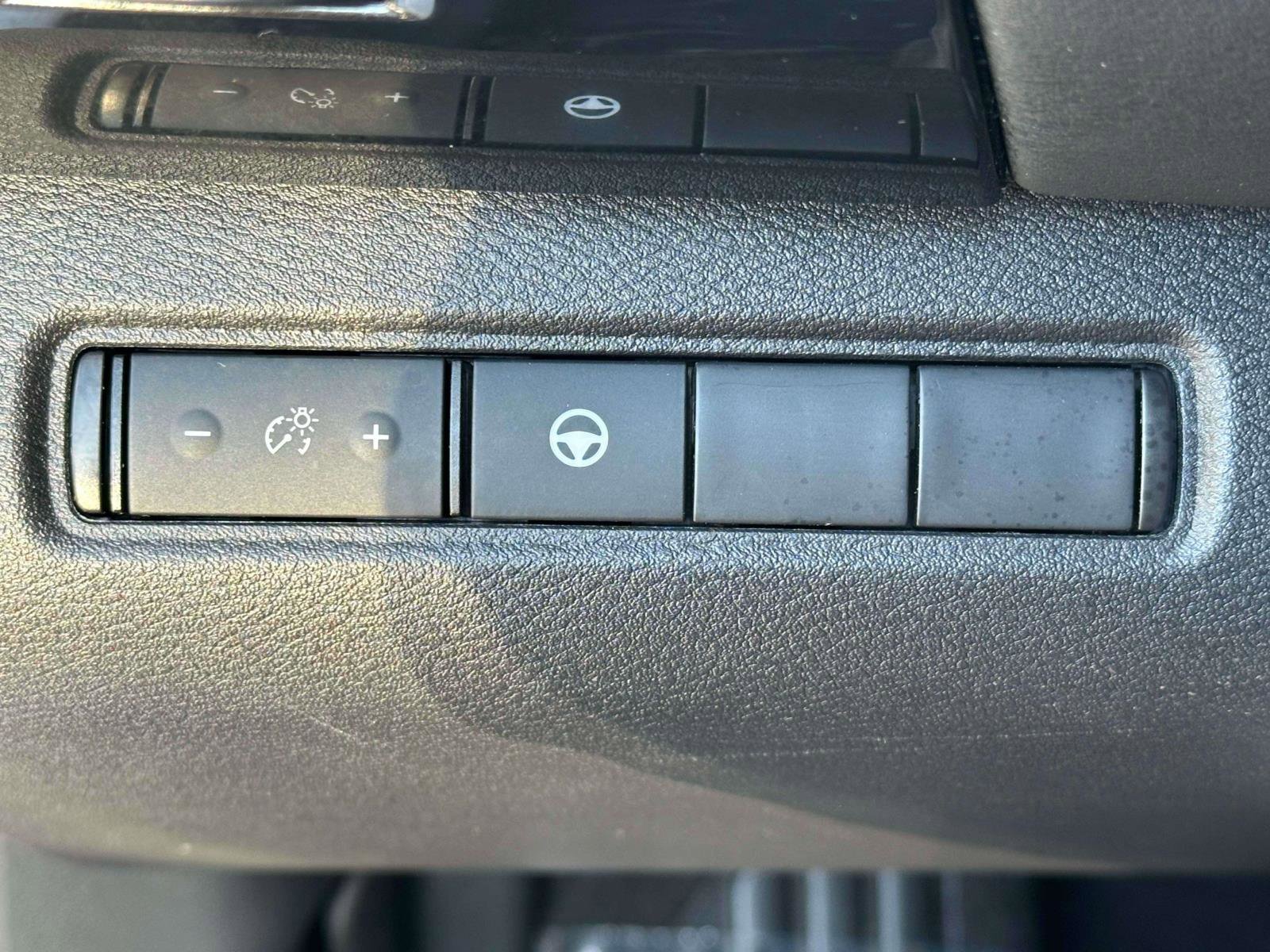 Used 2023 Nissan Pathfinder SV AWD/4WD image 17