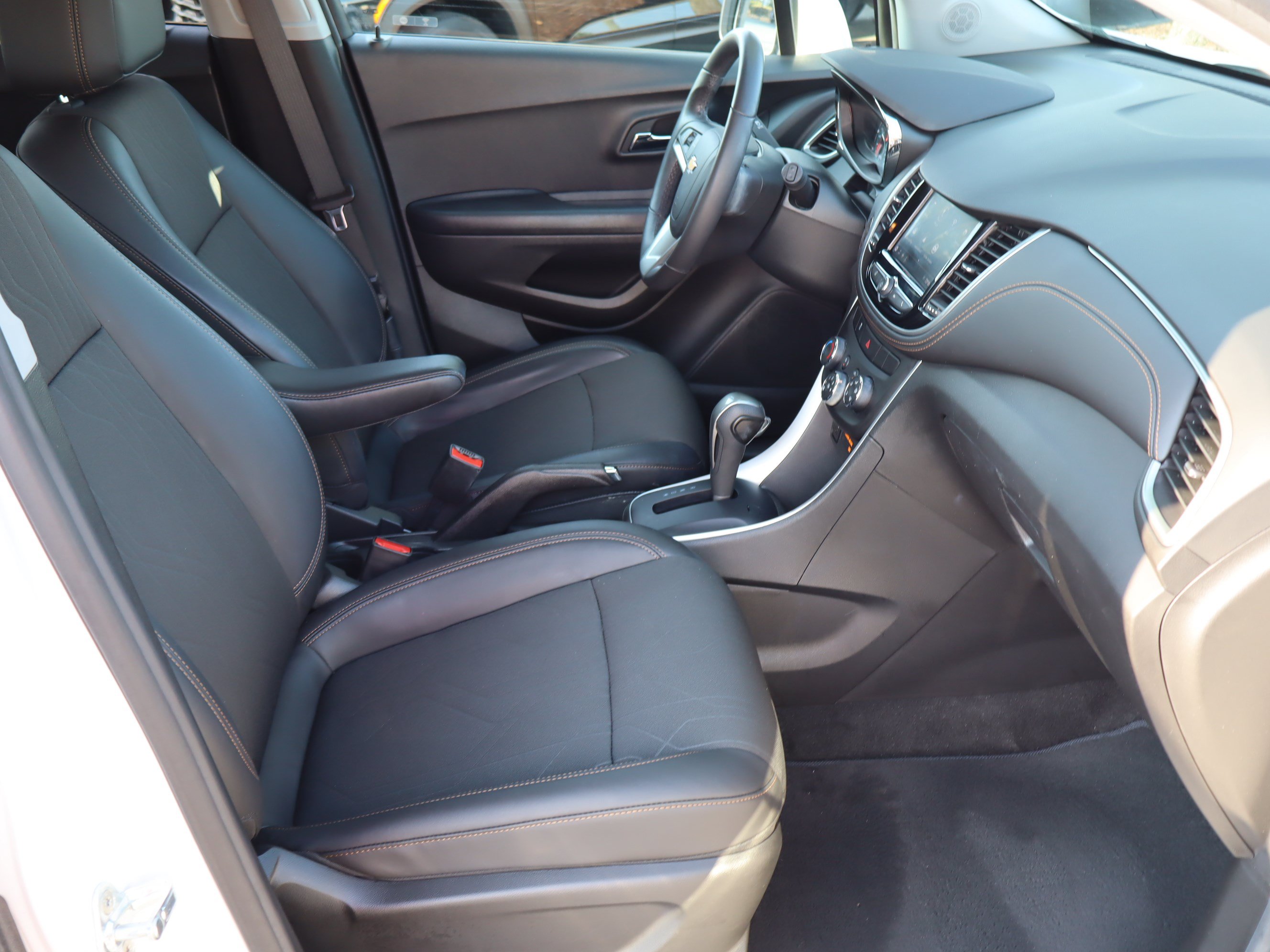 Used 2022 Chevrolet Trax LT w/ LT Convenience Package AWD/4WD image 35