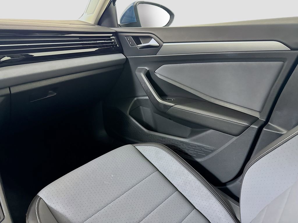 Used 2025 Volkswagen Jetta SE image 23