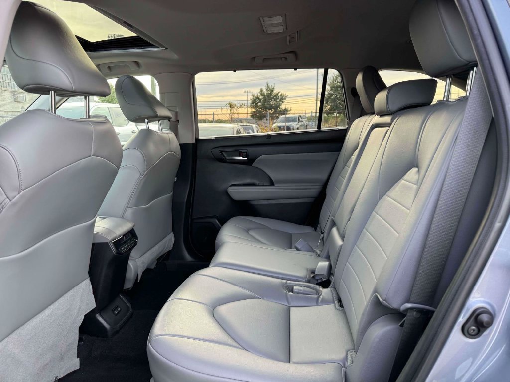 Used 2023 Toyota Highlander XLE AWD/4WD image 13