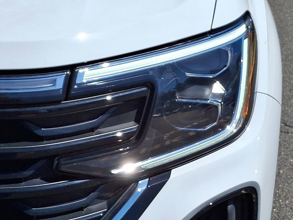 Certified 2025 Volkswagen Atlas Cross Sport SE w/ Panoramic Sunroof Package AWD/4WD image 9