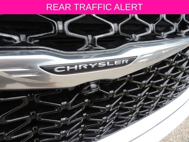 Used 2024 Chrysler Pacifica Touring FWD image 11