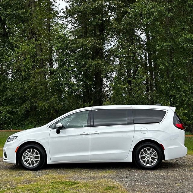 Used 2023 Chrysler Pacifica Touring-L FWD image 6