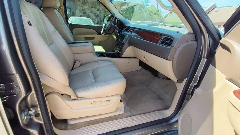 Used 2014 Chevrolet Tahoe LT w/ Luxury Package RWD image 13