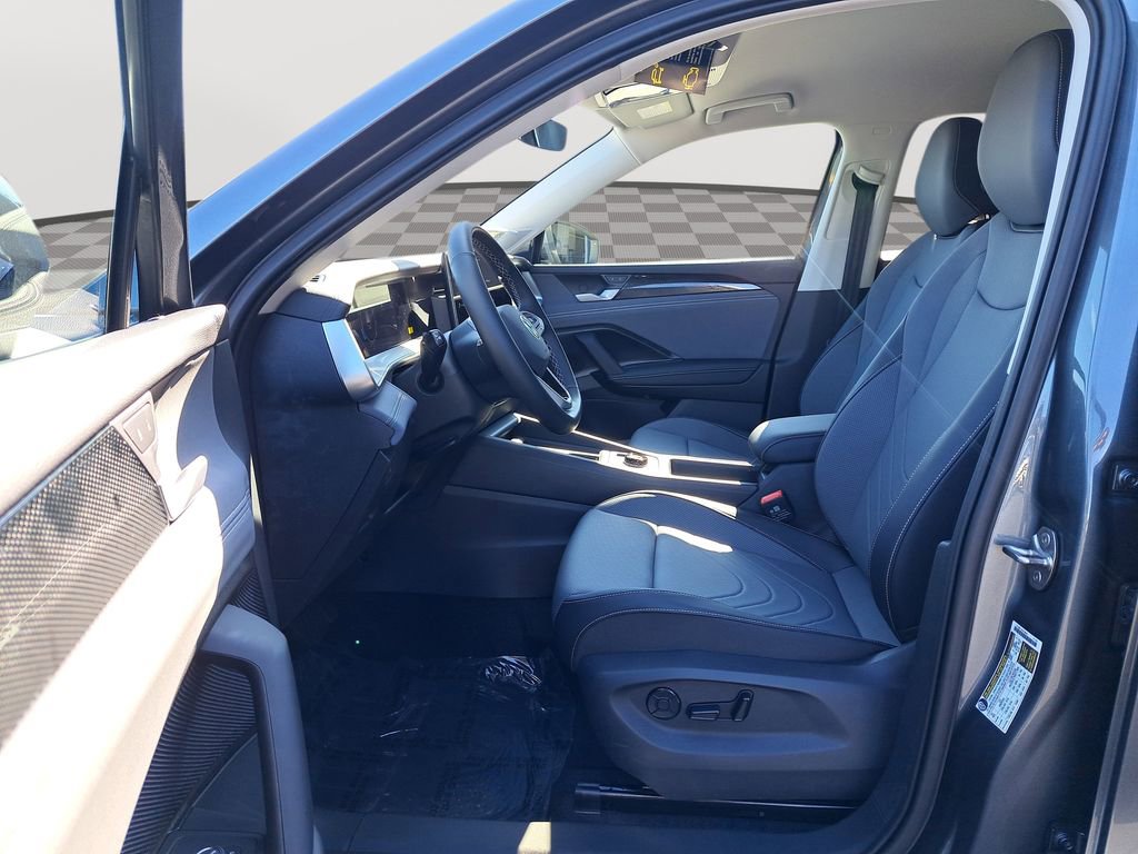 New 2025 Volkswagen Tiguan SE image 12