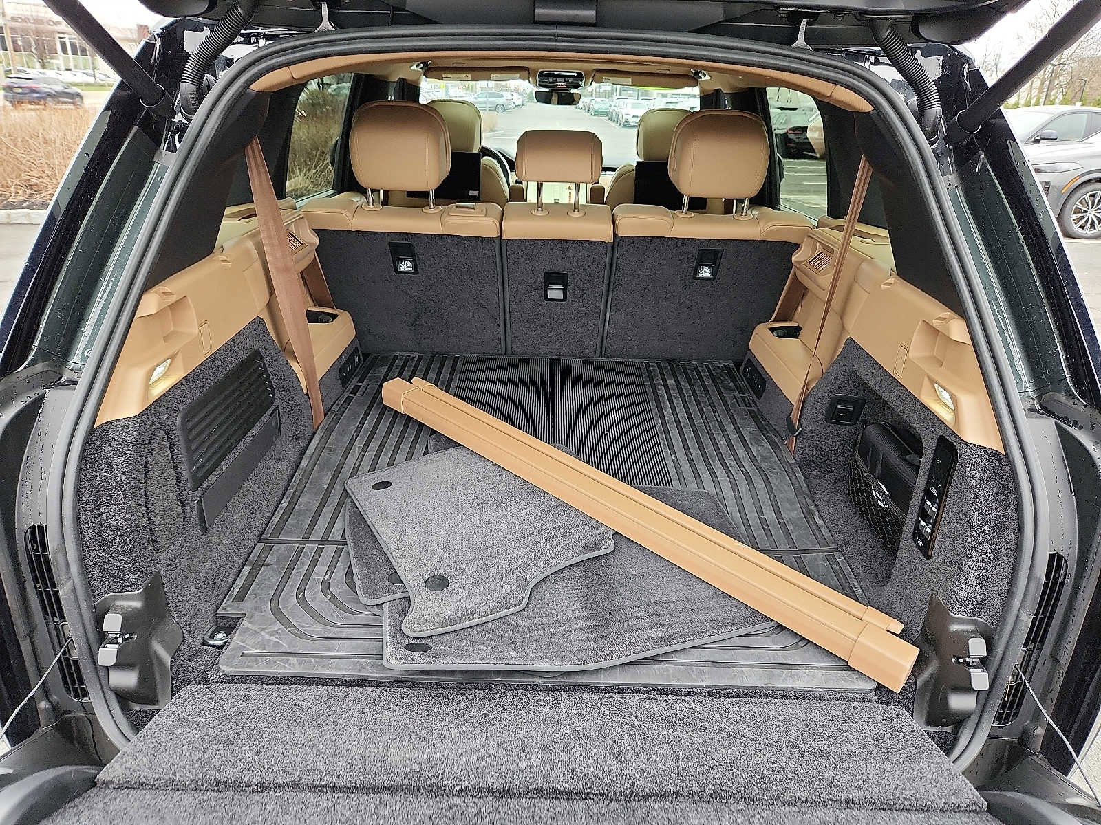 Used 2024 Land Rover Range Rover Long Wheelbase SE image 27