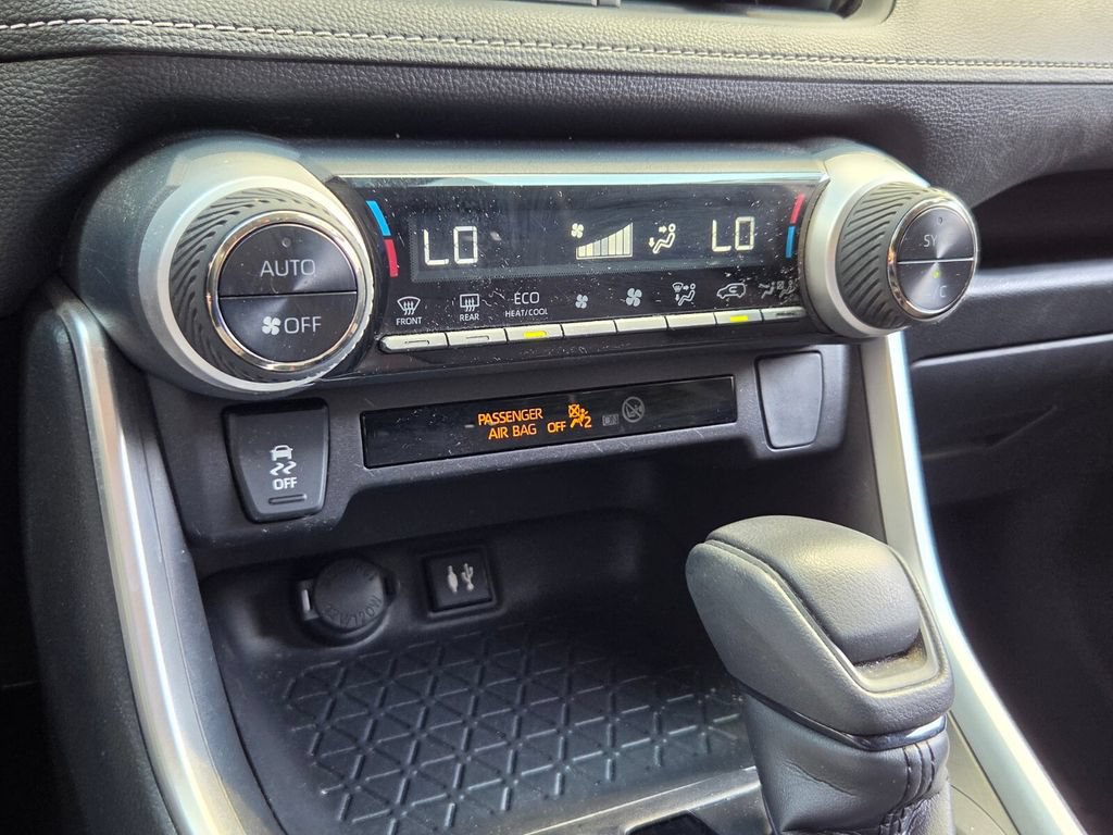 Used 2019 Toyota RAV4 LE w/ Carpet Mat Package AWD/4WD image 20