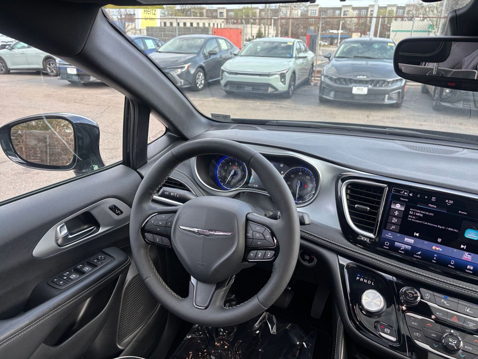 Used 2025 Chrysler Pacifica Limited image 39