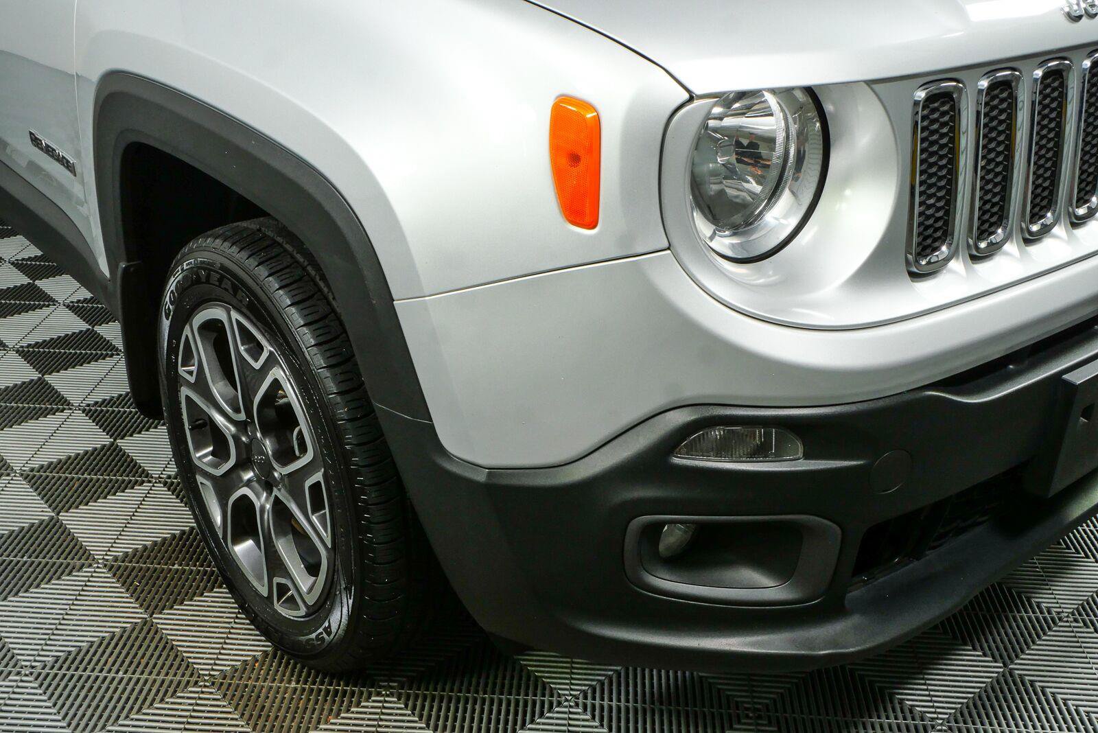 Used 2017 Jeep Renegade Limited AWD/4WD image 32